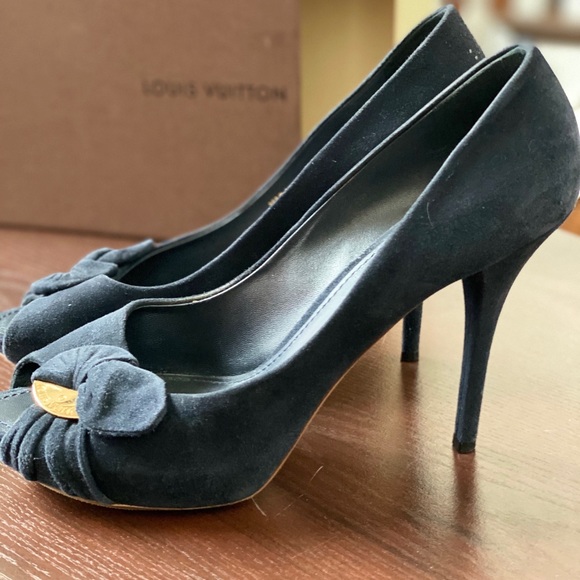Louis Vuitton suede pumps. - Picture 2 of 2
